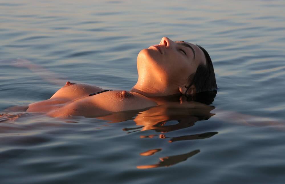 Sunlight Water to the Night pics - Nudism contributes to the strengthening of psychological health