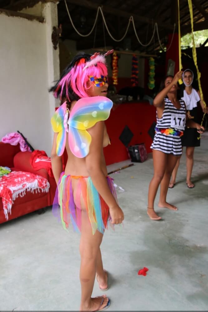 Tropical carnival photo gallery - Nudism teaches us to appreciate the present moment
