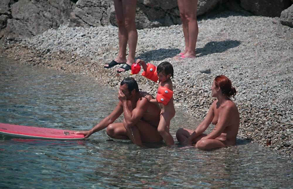 Beach Nudist Family Shore Camp pics - Many beautiful people without clothes