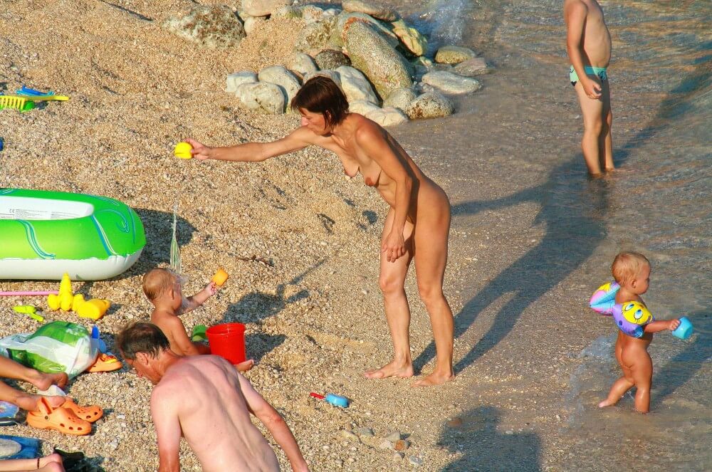 Ula Naturists Beach photo gallery - Nudity helps you feel free