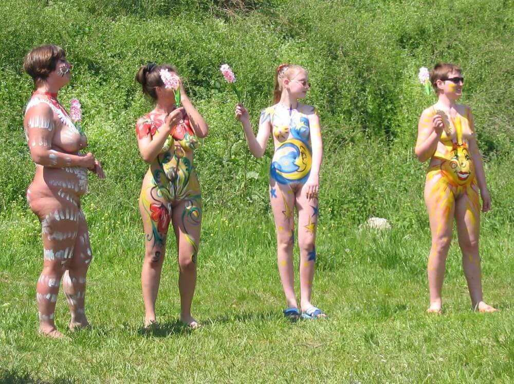 Family String-Apple Game Pics - In naturism, nature serves as the bodys natural clothing