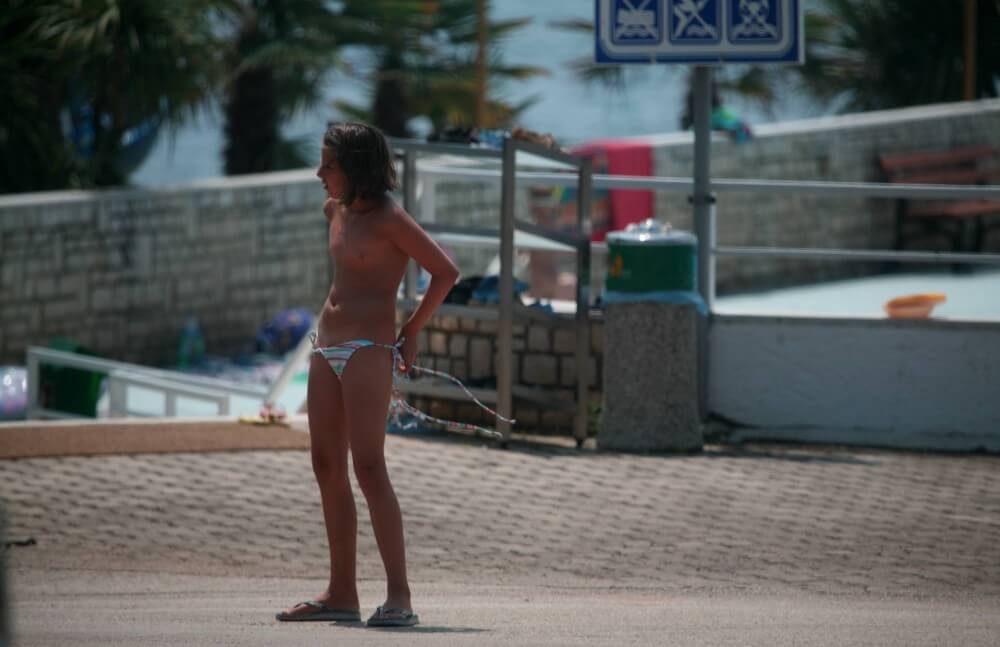 Naturist Pool Walkaround pics - Nudism helps overcome prejudices and fears