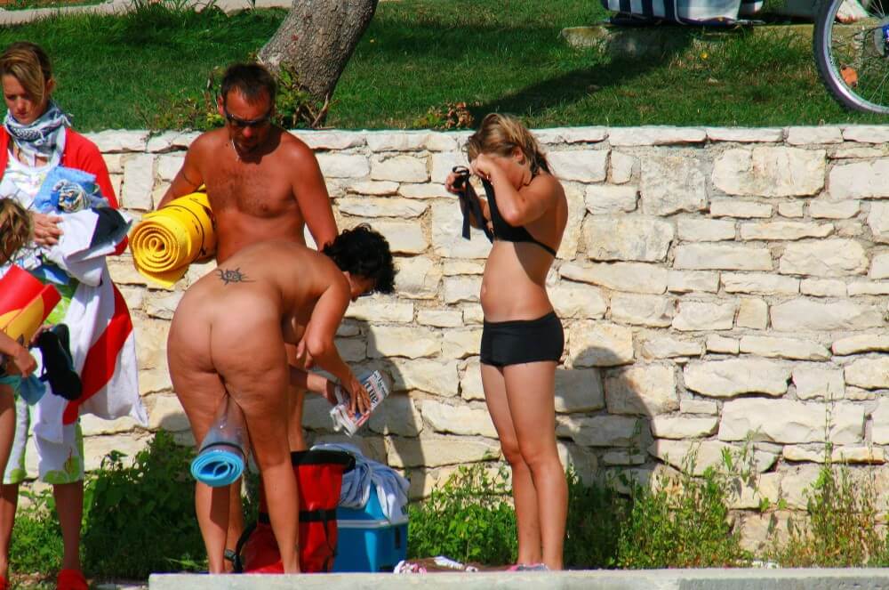 Ula FKK Sisters Day photo gallery - Nudism helps people overcome their insecurities