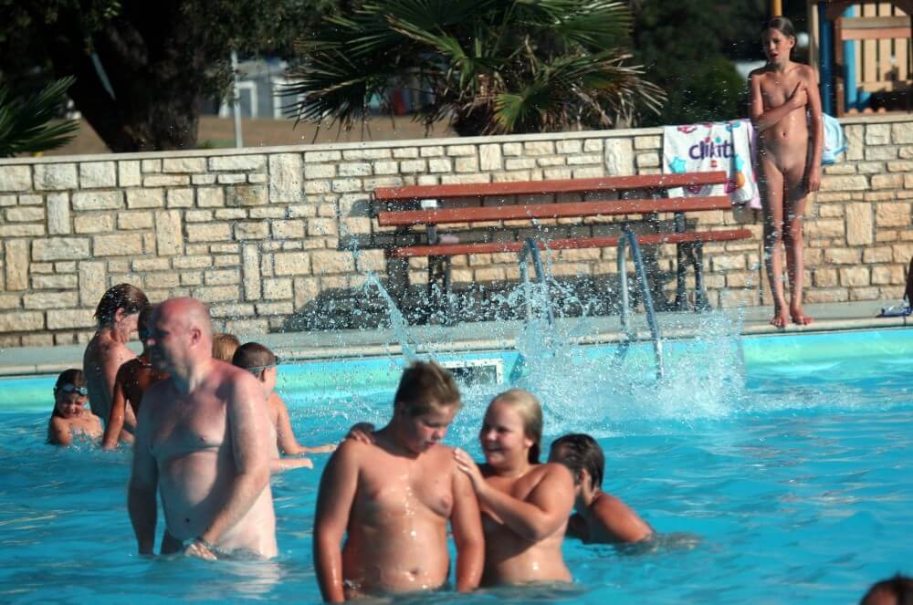 Naturist Pool Girls Profile pics - Nudity is an expression of natural beauty