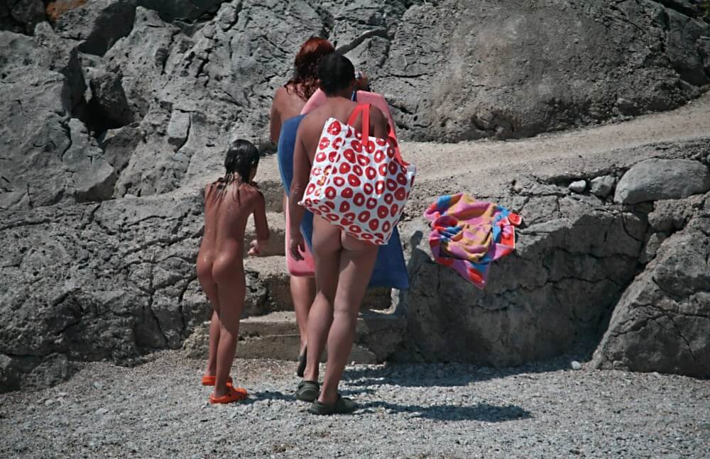Calling To Go Home pics - In naturism, sincerity and openness toward others are valued