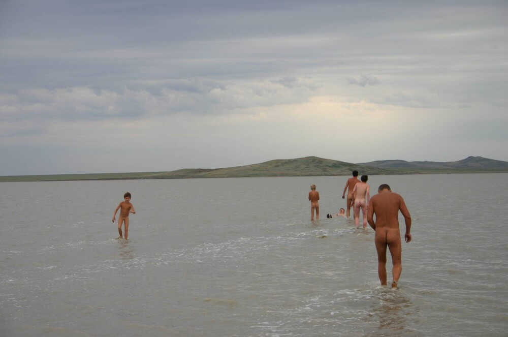 Black-Sea Body Mud Shots pics - Nudism helps improve health and boost self-confidence