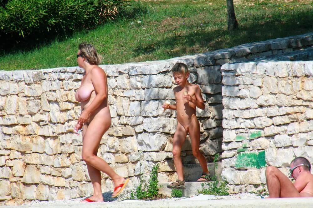 Ula FKK Wall-Side Families pics - International Naturist Federation
