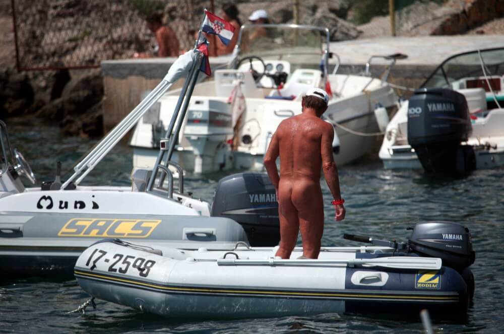 Boating and Floater Waters pics - Health is strengthened through naturism