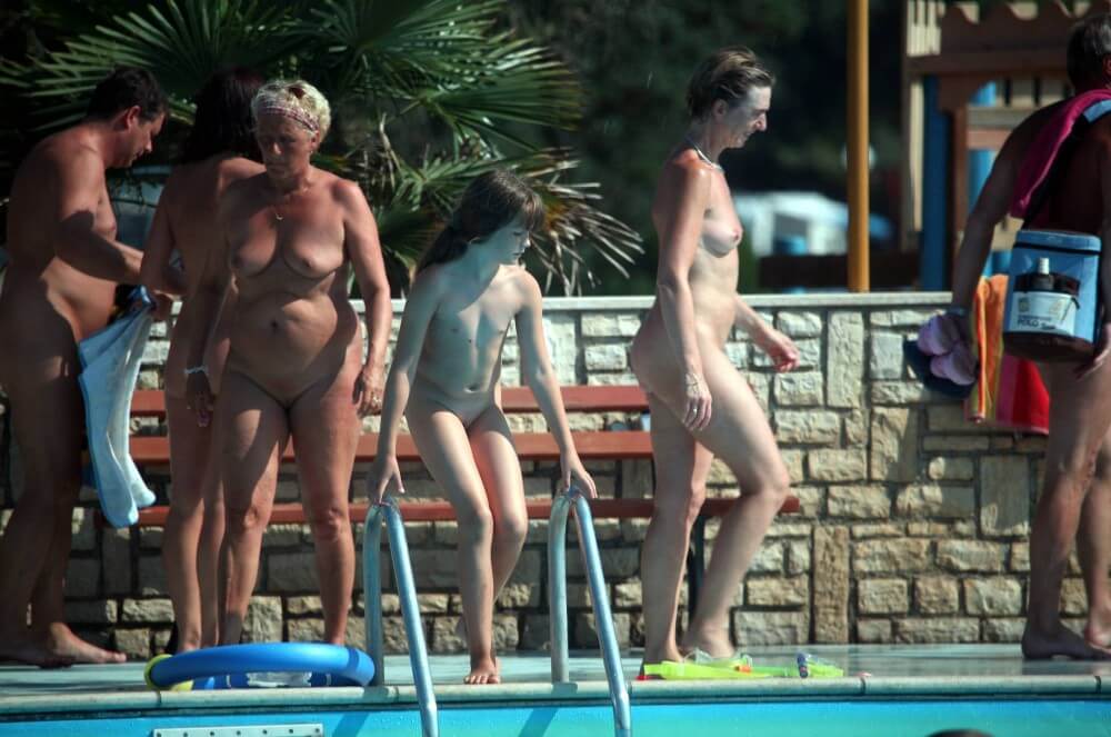Naturist Pool Cleaning-Up pics - Nudism reduces self-consciousness