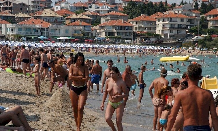 Enature - resort in solar Bulgaria - Nudity helps you understand yourself and the people around you better
