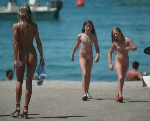 The nudism country photos - Naturists live in harmony with nature