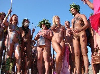 Nudism Beach Day photos - This practice of going nude was embraced by the highest ranks of the aristocracy