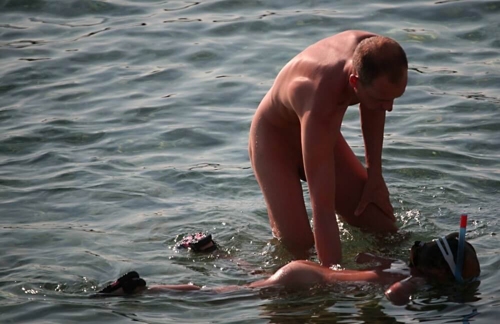 Father Floats His Daughter pics - There are many politicians among nudists