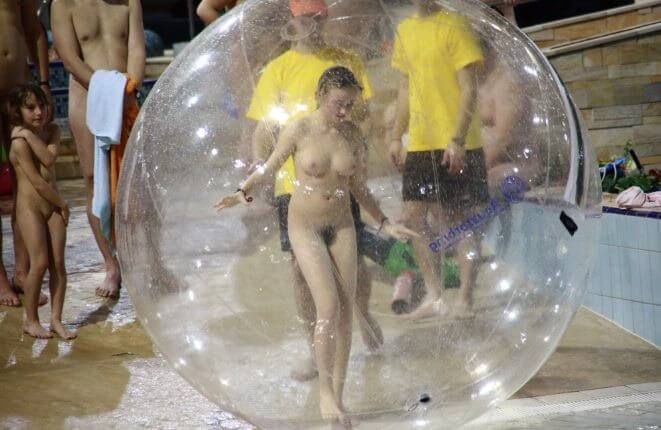 Holiday in the pool photos - Naturists live easily and freely
