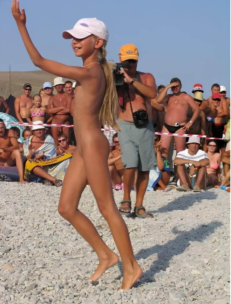 Holiday of the Neptune photos - Nudism reduces self-consciousness