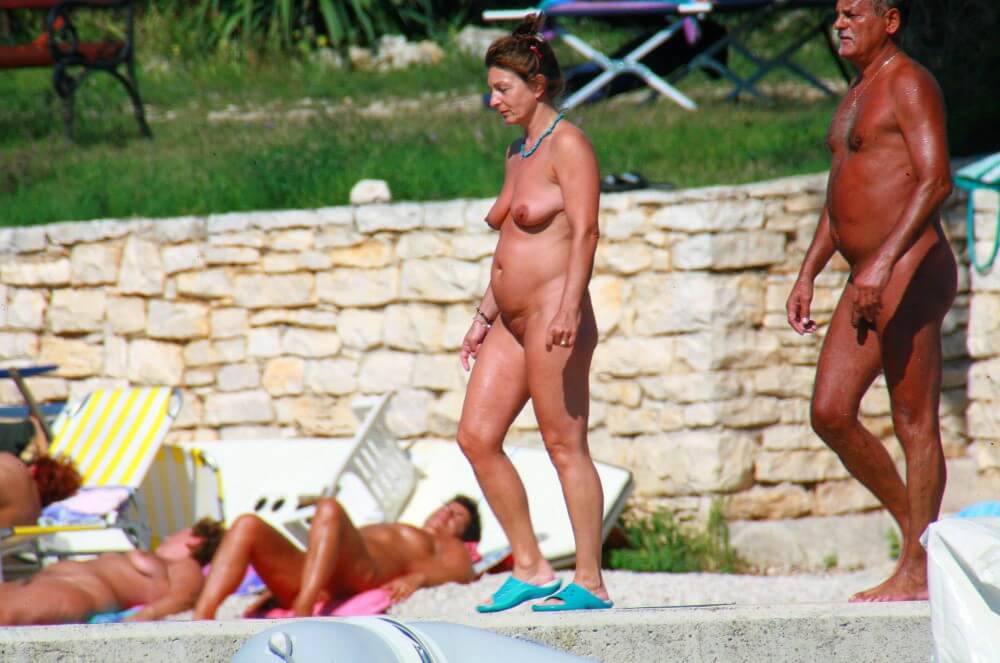 Ula FKK Wall-Side Passby photos - Nudism fosters trust if you are sincere