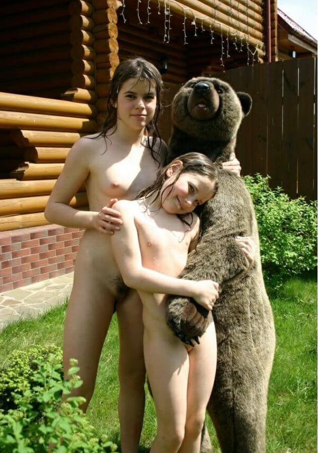 Naturism photo gallery # 57 - The equality of naked human bodies helps us accept ourselves and others