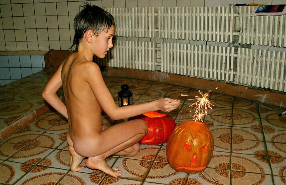Naturism photo gallery # 20 - The idea of freedom and self-acceptance, as embodied by Adam and Eve, is important