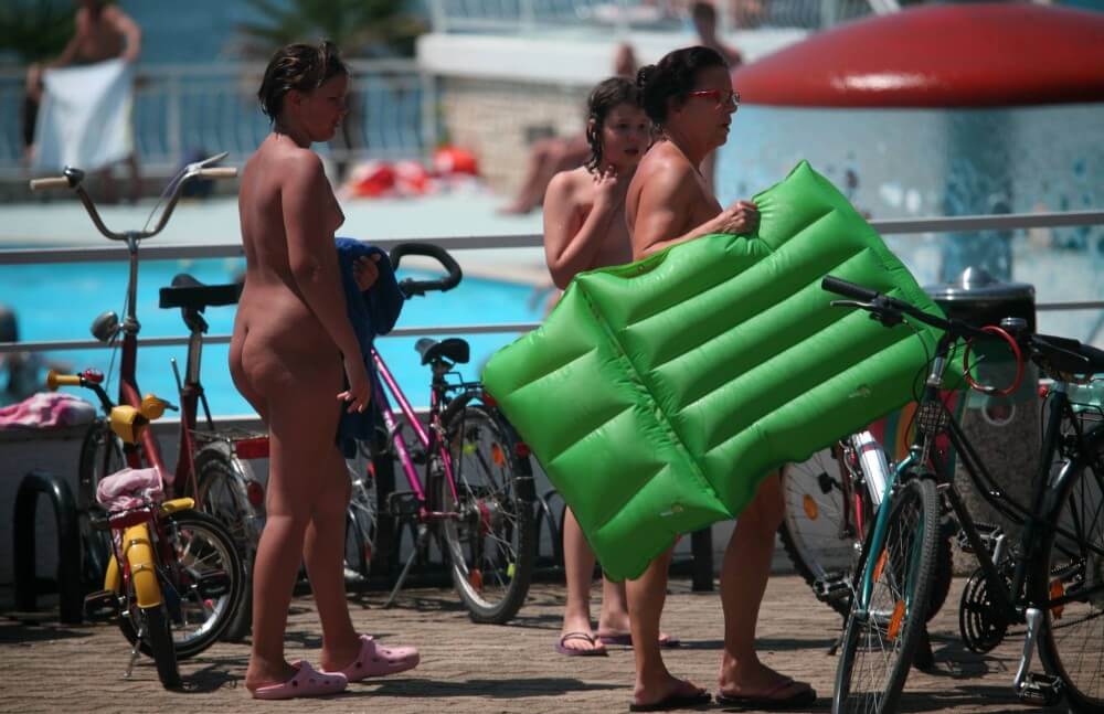 Outdoor Pool Sideliners pics - Types of recreation in nudist destinations