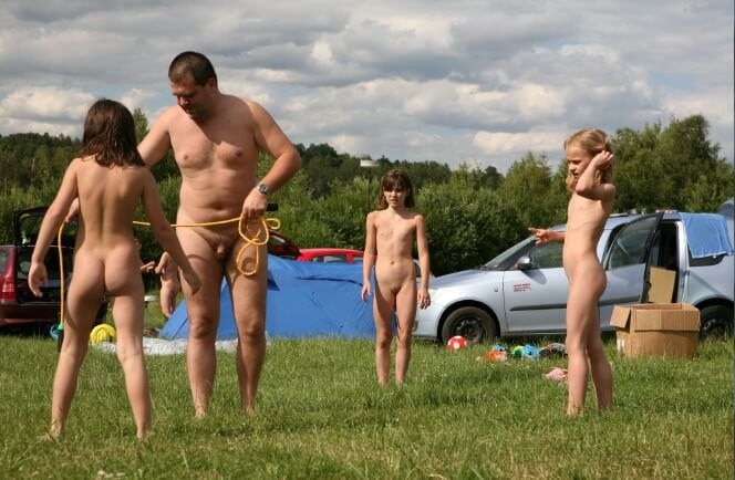 Naturism photo gallery # 38 - Nature provides inspiration and energy for the lives of naturists