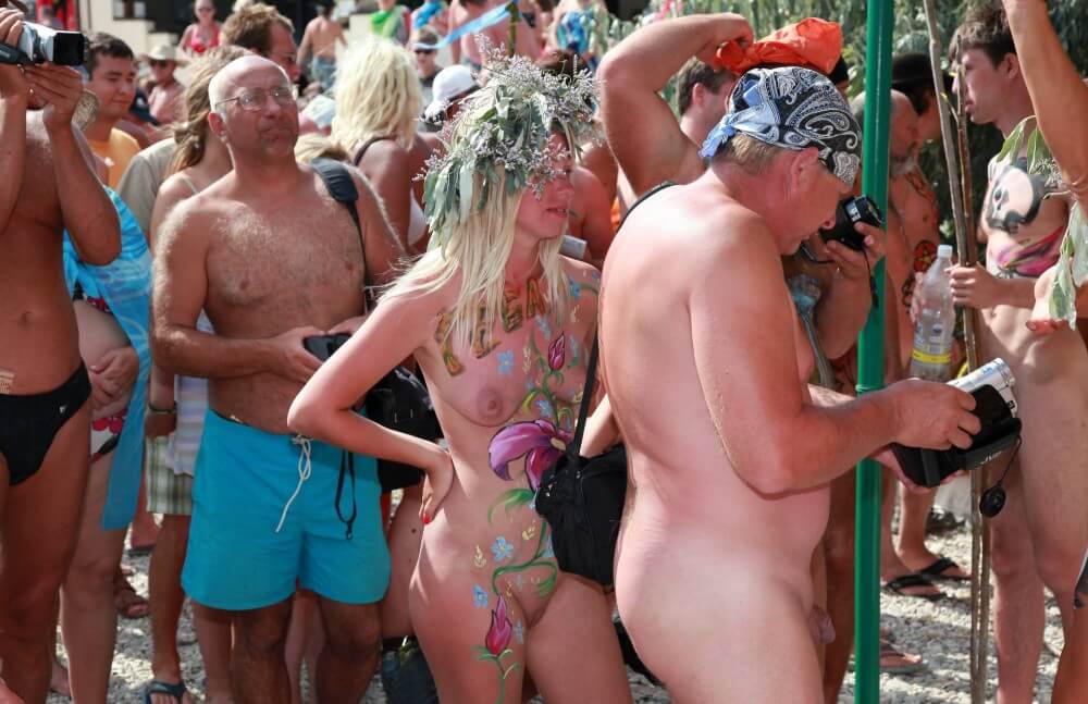 Neptune Painting Couple pics - Current trends in the development of the naturist movement