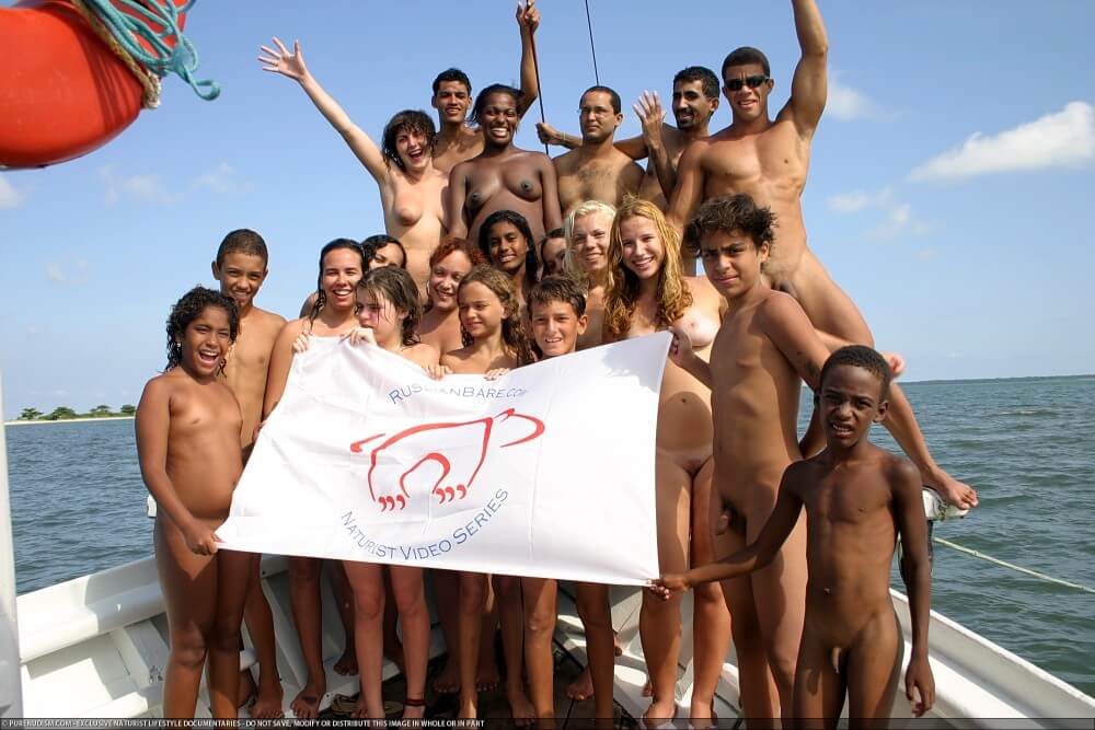 Naturism photo gallery # 59 - Naturalness requires openness