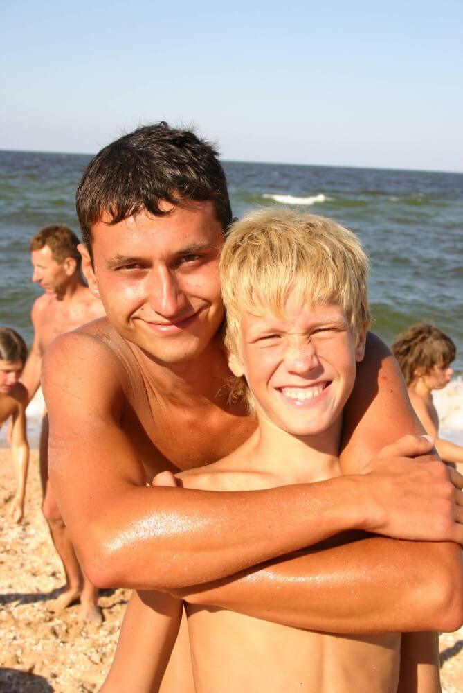 Naturist Group Pictures - Nudism promotes inner happiness