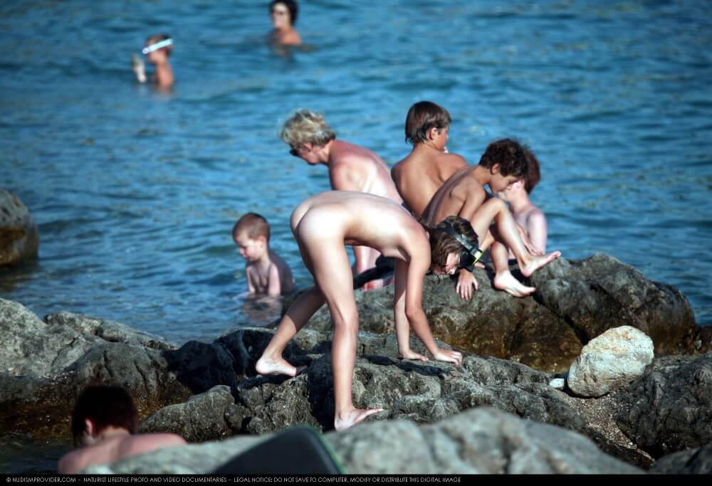 Summer day on the Black Sea photos - Nudism promotes inner happiness