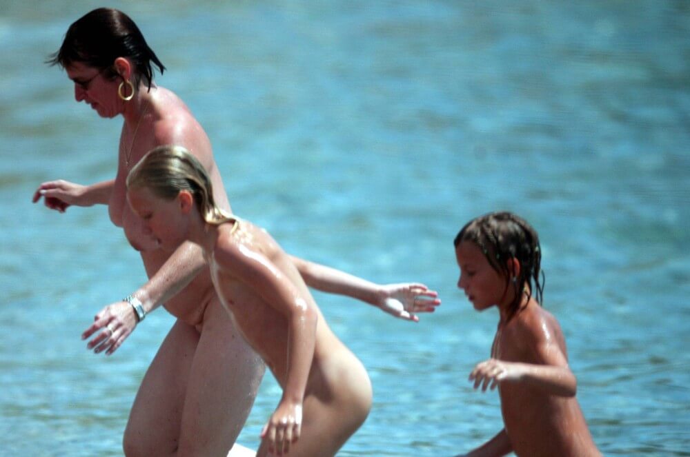 Running From the Waters pics - Blending in with the crowd of nudists